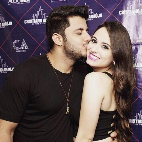 Cristiano Araújo postou foto com a namorada antes de ir para show em Itumbiara (Foto: Reprodução)