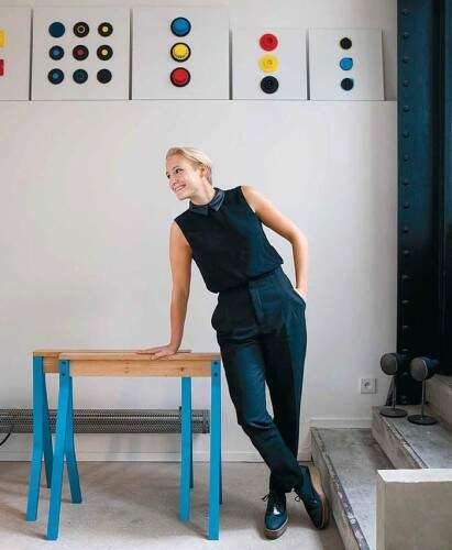 A designer Victoria Wilmotte, toda charmosa, figura na edição que tem o selo da Éditions Mardaga.  Imagem: Reprodução