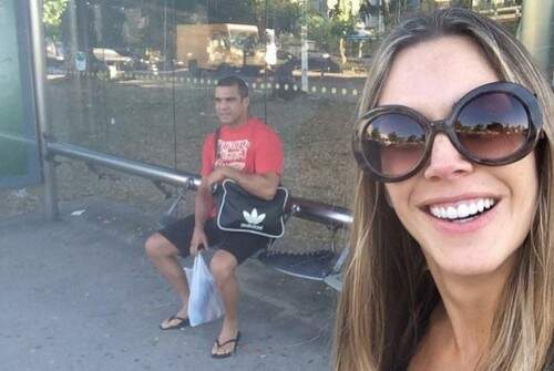  O lutador de MMA e Joana  no ponto de ônibus. Foto: Reprodução 