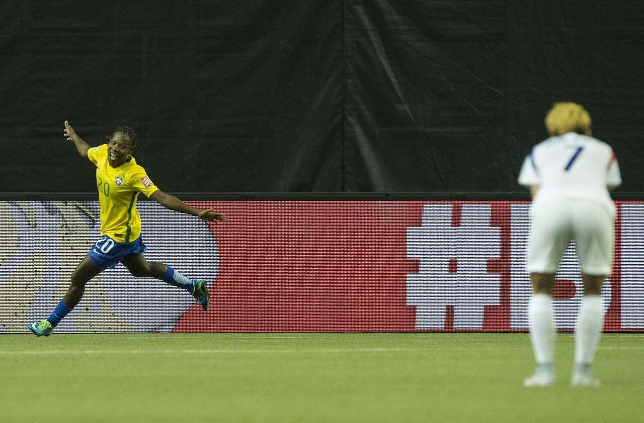 Formiga (E) é a mais velha a marcar gols em uma Copa. (Foto: Nicholas Kamm/AFP)