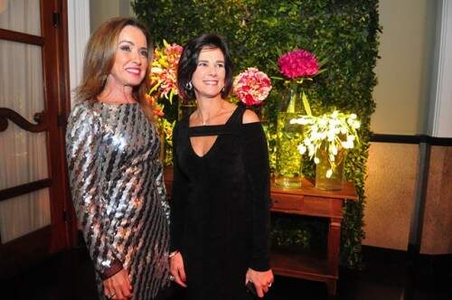 Cora Pinto Ribeiro e Liliane Portal elogiaram a ambientação do clube que incluiu uma fonte no hall no estilo romântico da Toscana, inspiração dos responsáveis pela montagem. Foto: Livia Stumpf/Especial
