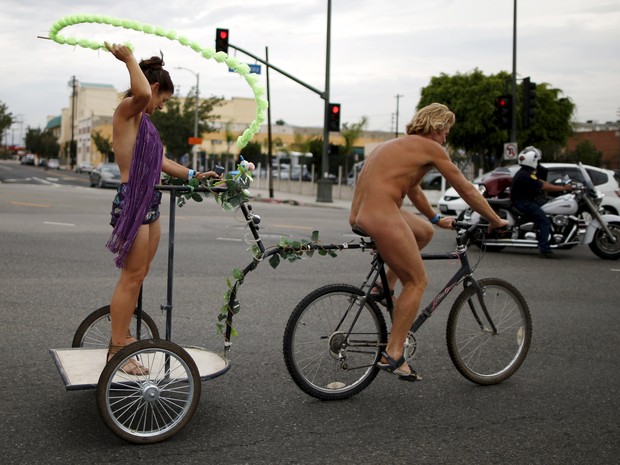 Ciclistas pedalam sem roupa por Los Angeles. (Crédito: Reprodução)