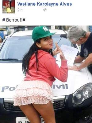 Jovem posou para fotos sensuais enquanto era intimada pela polícia. (Crédito: Reprodução)