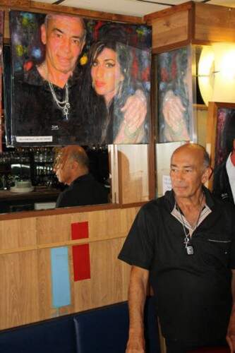 Sam Shaker, dono do bar Jazz After Dark, em que Amy cantava, fez quase 50 quadros sobre a popstar. (Foto: Reprodução)