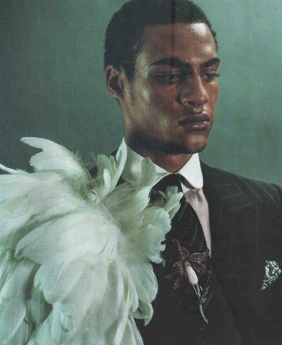 Elegância do modelo black impressionou Testino, que o fotografou em Londres, num evento fashion de 2003. É dos tantos homens negros que figuram na seleção masculina feita pelo fotógrafo. Foto: Reprodução