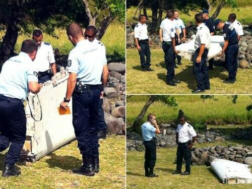 Um pedaço de destroços que parece ser parte da asa de um avião é levado por policiais após ser achado na ilha francesa de Reunião, levando a especulações de que seria do voo MH370 da Malaysia Airlines, desaparecido em março de 2014 (Foto: Reprodução)