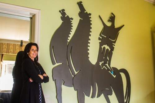 Beth Schmidt junto ao trabalho de Xico Stockinger, um dos maiores que se conhece, e atração especial na exposição e leilão que movimentam a semana. Foto: Jackson Ciceri/ O Sul
