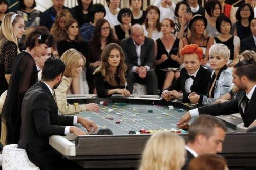 Vanessa Paradis (a terceira à esquerda) e Rita Ora (a loira à direita) também foram figurantes (Foto: AFP)
