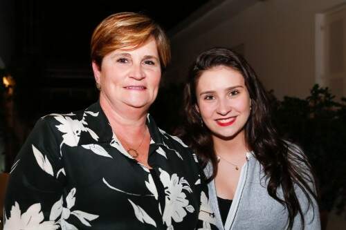Carla Póvoas e a filha, Victoria Póvoas, acompanharam atentas os conselhos de beleza. (Foto: Lenara Petenuzzo/divulgação)