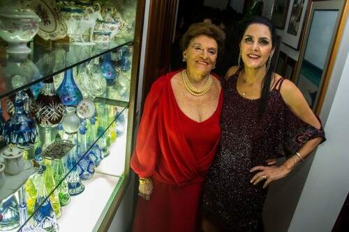 Heloisa Santaiana Brenner e a nora, Carla Vanin, junto à coleção de preciosos cristais da grife Bacarat. Foto: Jackson Ciceri/ O Sul