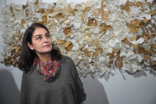 Laura Castilhos apresenta um dos maiores trabalhos da mostra, que está ao fundo. Foto: Livia Stumpf/Especial