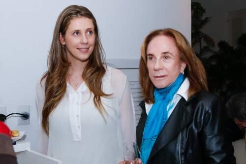 A dermatologista Mariana Soirefmann, uma das palestrantes da tarde, entre Zuleika Pinto Ribeiro e Lurdes Roncony. (Foto: Lenara Petenuzzo/divulgação)