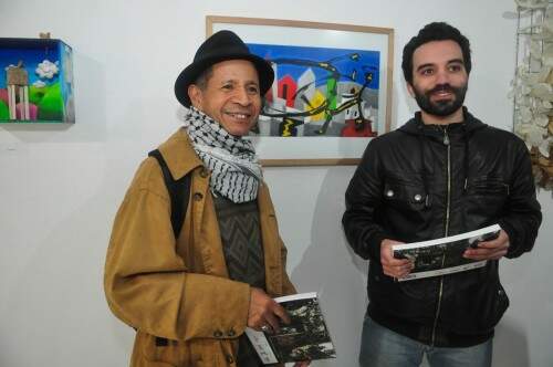 Paulinho Chimendes, junto ao seu bonito trabalho que faz parte da mostra comemorativa da galeria, e o gravador Leandro Michels brindaram com os irmãos Bueno. FOTO: enviada por e-mail. Foto: Livia Stumpf/Especial