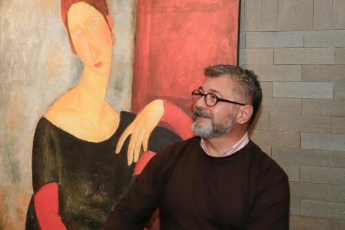 Paulo Roberto Zoppas teve a presença de convidados da Chandon no seu espaço, antes do jantar. Ao fundo, a reprodução de uma tela de Modigliani, usada com estilo pelo decorador. (Foto: Petenuzzo/divulgação)