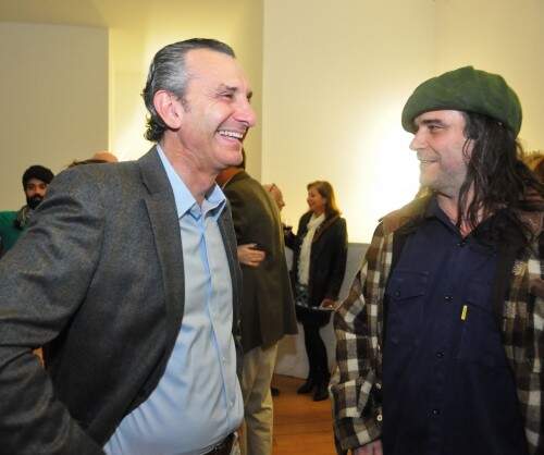 Rodrigo Vontobel e Renato Borghetti: encontro divertido durante o coquetel de abertura da mostra de Palatnik. Foto: Livia Stumpf/Especial