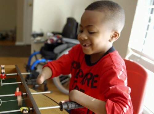 Mesmo sem as mãos, menino desenvolveu autonomia e aprendeu a usar os braços para escrever, comer e até jogar videogame. Foto: Reprodução