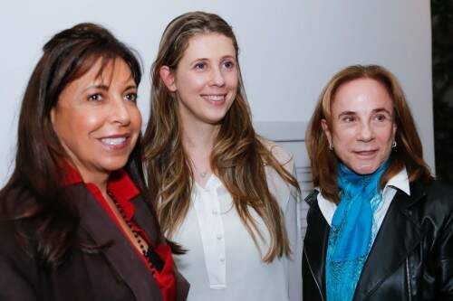 A dermatologista Mariana Soirefmann, uma das palestrantes da tarde, entre Zuleika Pinto Ribeiro e Lurdes Roncony. (Foto: Lenara Petenuzzo/divulgação)