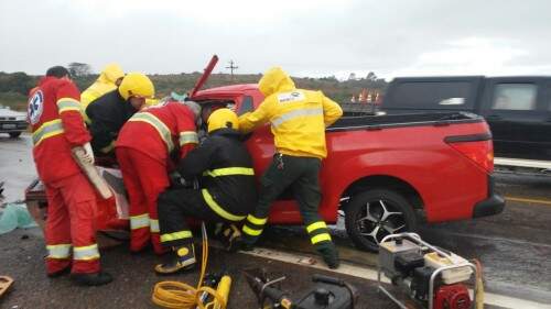 O automóvel teria colidido na traseira de um guincho. (Foto: PRF?Divulgação)
