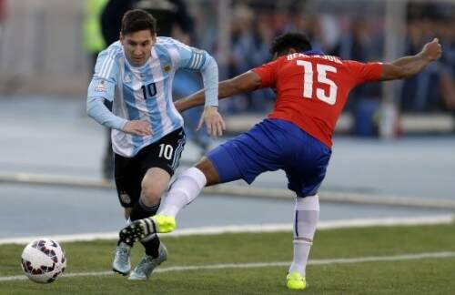 Messi passa por Beausejour durante a primeira etapa. (Foto: Natacha Pisarenko/AP)