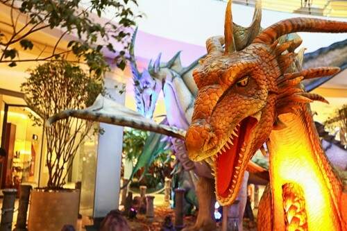 Dragões animatrônicos de até 8 metros de altura que emitem sons e fazem movimentos são atrações para as crianças em mostra gratuita no BarraShopping. (Foto: Diego Larré/Divulgação)