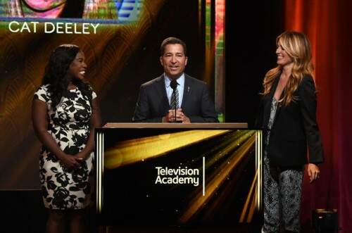 Da esquerda: Uzo Aduba ("Orange is the New Black"), Bruce Rosenblum (CEO da Academia do Emmy) e Cat Deeley ("So You Think You Can Dance") em evento que revelou indicados. (Foto: Kevin Winter/AFP) 
