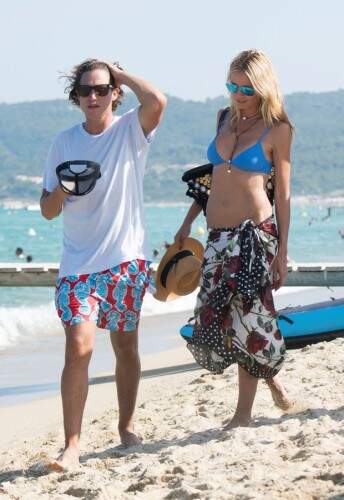 A top namora ela namora com o negociador de arte Vito Schnabel, de 28 anos (Foto: Reprodução) 
