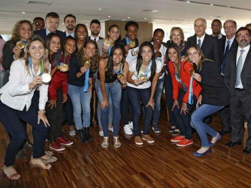 Tamires e as jogadoras do Brasil participaram de cerimônia na CBF com as medalhas na quinta-feira (Foto: Reprodução)