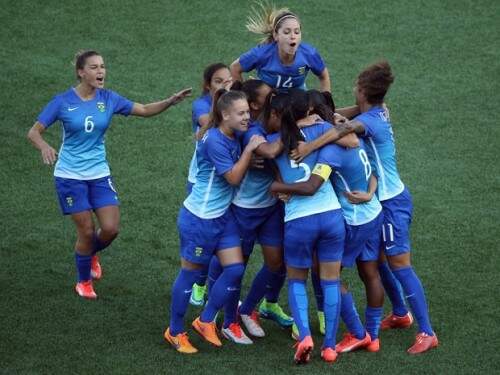 Tamires (número 6) comemora com as jogadoras a vitória na final do Pan (Foto: Reprodução)