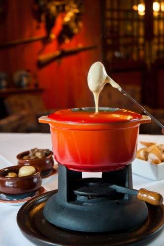 Fondue é servido em jantar à luz de velas às terças e sextas-feiras. (Foto: Divulgação)