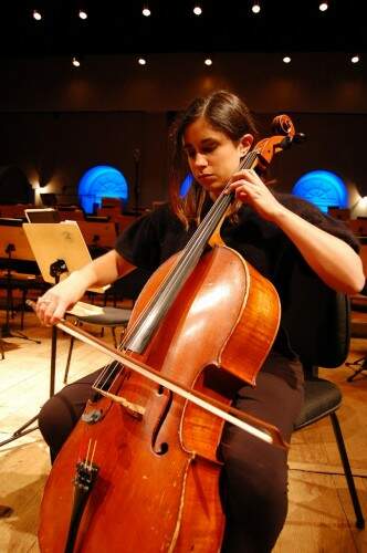 A violoncelista venezuelana Romina Monsanto será a solista da noite. (Foto: Ana Eidam/Divulgação)