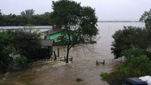 Cachoeirinha tem casas submersas pela água. (Foto: Reprodução)