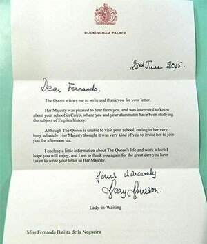 Carta, com brasão da corte britânica, agradece convite para a rainha Elizabeth II conhecer colégio em Caicó. (Foto: Reprodução)