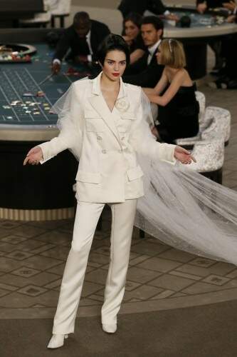 A irmã de Kim Kardashian foi a clássica noiva de Karl Lagerfeld (Foto: AFP)
