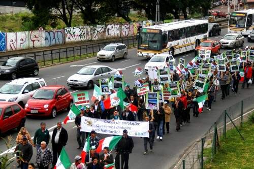 O trânsito ficou  intenso na Avenida Farrapos, próximo à rodoviária, devido à presença do grupo na manhã desta quarta-feira (Foto: Jackson Ciceri/O Sul) 