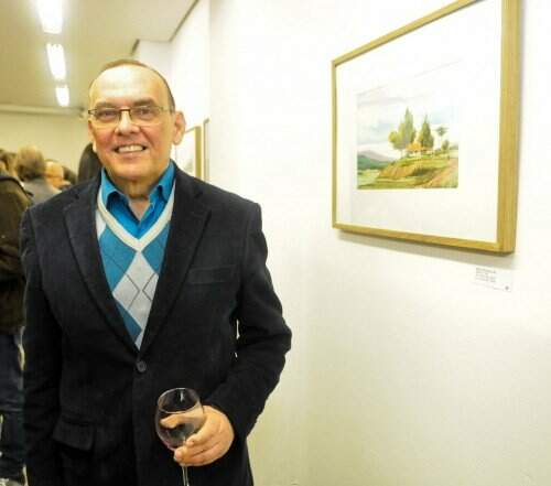 Liberato Vieira da Cunha conferiu as obras que retratam as paisagens da serra gaúcha e da região da campanha. Foto: Livia Stumpf/Especial
