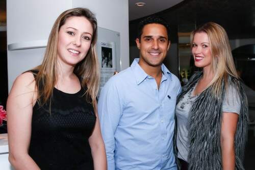 Dayane Moraes, Luciano Balestreri e Viviane Jantach na movimentada noite do champanha Chandon. (Foto: Lenara Petenuzzo/divulgação)