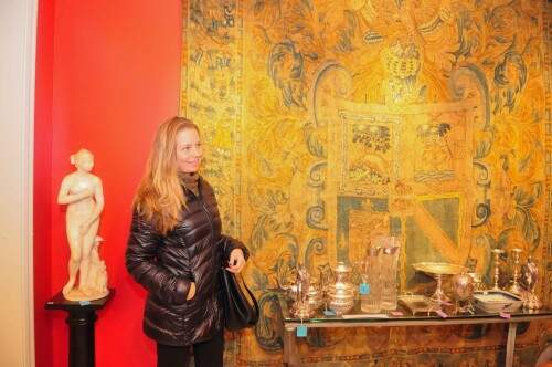 Marta Richter Dienstmann esteve visitando a exposição do acervo cujo primeiro leilão será hoje. Ente os itens que admirou, a grande tapeçaria de Aubusson que ostenta um brasão da família nobre para a qual foi executada e possui as bordas integradas aos motivos da ornamentação, o que é pouco comum. Foto: Livia Stumpf/Especial