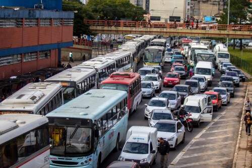 Longas filas se formaram no trânsito (Foto: Jackson Ciceri/O Sul)