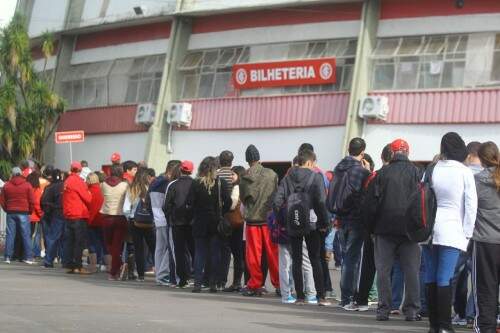 Torcedores não desanimaram mesmo com o frio na manhã desta segunda-feira (Foto: Lucas Uebel/O Sul)