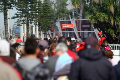 Colorados esperaram abrir a bilheteria do clube às 7h e formaram filas (Foto: Lucas Uebel/O Sul) 