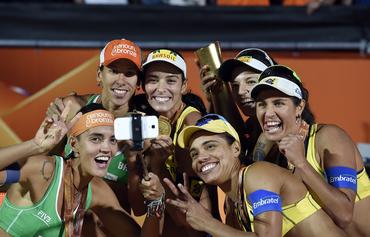 Brasileiras fazem foto juntas.