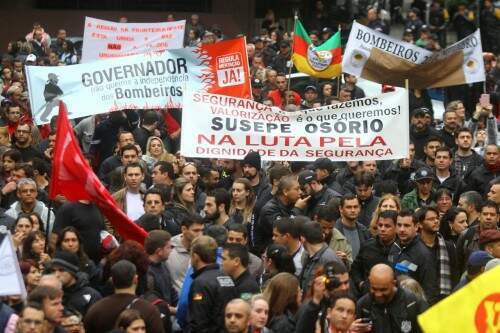 Servidores tomaram as principais ruas do centro de Porto Alegre para protestar contra o desmonte da segurança pública. (foto: Lucas Uebel/ O Sul)