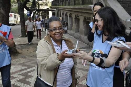  A população comeu bolo e conversou com os grevistas sobre o desmonte dos serviços públicos. (Foto: Sindisprev-RS/Divulgação)
