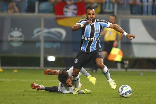 Fernandinho entrou e participou dos gols no fim do jogo (Foto: Lucas Uebel/Grêmio)