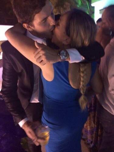A atriz beijou muito em casamento de amigos. O escolhido foi o advogado Guilherme Dornelas, de 26 anos. (Foto: Reprodução)