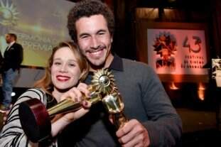 Os premiados como melhor atriz e melhor ator, Mariana Ximenes e Breno Nina. (Foto: Cleiton Thiele/Agência PressPhoto)