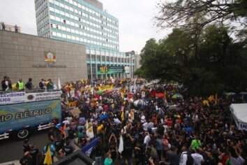 Após decisão da categoria, servidores se dirigiram para a Praça da Matriz, onde invadiram o prédio da Assembleia Legislativa. (Foto: Lucas Uebel/ o Sul)