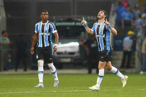 Giuliano abriu o placar na Arena (Foto: Lucas Uebel/Grêmio)