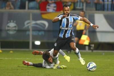 Fernandinho entrou e participou dos gols no fim do jogo (Foto: Lucas Uebel/Grêmio)