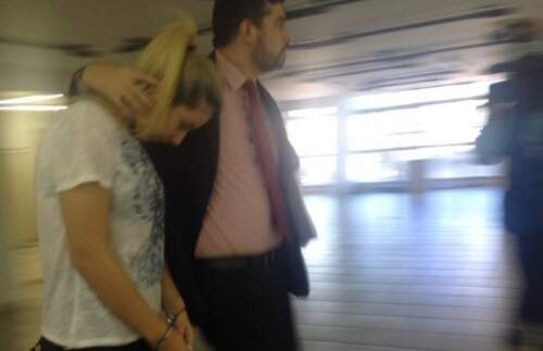 Bruna Cristine, de 25 anos, chega para depor ao lado do advogado (Foto: Reprodução)